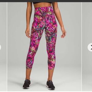 Lululemon Base Pace High-Rise Running Tight 25"
Hyper Flow Pink Multi - size 8